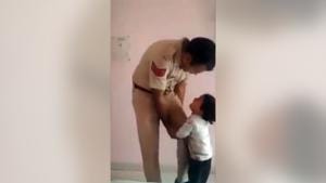 The moving video has struck a chord with netizens.(Twitter/@arunbothra) The moving video has struck a chord with netizens.(Twitter/@arunbothra)