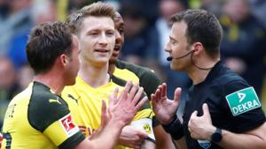 Borussia Dortmund's Marco Reus and Mario Goetze argue with referee Felix Zwayer following a red card against Reus.(REUTERS) Borussia Dortmund's Marco Reus and Mario Goetze argue with referee Felix Zwayer following a red card against Reus.(REUTERS)