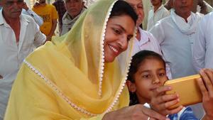 Dabwali MLA Naina Chautala clicking selfies while campaigning for her son Dushyant Chautala in Hisar constituency on Friday. April 26, 2019.(Manoj Dhaka / HT Photo)
