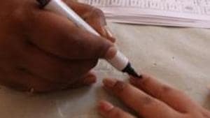 A polling official inks a voter’s finger after she cast her vote.(Puneet Chandhok/HT Photo) A polling official inks a voter’s finger after she cast her vote.(Puneet Chandhok/HT Photo)