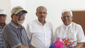 Jannayak Janta Party (JJP) and Aam Aadmi Party (AAP) alliance candidate from Gurugram Lok Sabha constituency Mahmood Khan on Sunday reached out to RWAs to share his election campaign, in Gurugram.(Yogendra Kumar/HT PHOTO) Jannayak Janta Party (JJP) and Aam Aadmi Party (AAP) alliance candidate from Gurugram Lok Sabha constituency Mahmood Khan on Sunday reached out to RWAs to share his election campaign, in Gurugram.(Yogendra Kumar/HT PHOTO)