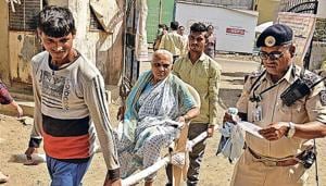 An elderly woman being ferried to a polling booth in Jogeshwari on a palanquin.(Satyabrata Tripathy/HT Photo) An elderly woman being ferried to a polling booth in Jogeshwari on a palanquin.(Satyabrata Tripathy/HT Photo)