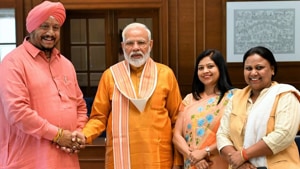 PM Modi tweeted this photo with Avtar Singh, Anju Kamalkant and Sunita Kangra, the newly elected mayors of North, East and South Delhi, April 28, 2019.(Photo Credit: @narendramodi) PM Modi tweeted this photo with Avtar Singh, Anju Kamalkant and Sunita Kangra, the newly elected mayors of North, East and South Delhi, April 28, 2019.(Photo Credit: @narendramodi)