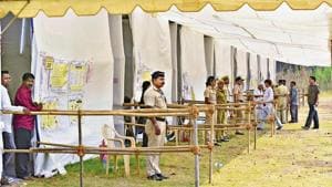 Security personnel outside a relatively empty polling booth at Antop Hill warehouse complex.(Vijayanand Gupta/HT Photo)