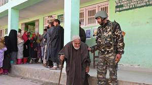 A security personnel helps an elderly Kashmiri voter after he voted during the fourth phase of Lok Sabha elections at Damhal Hanjipora, Kulgam district, Jammu and Kashmir, on April 29, 2019.(AFP) A security personnel helps an elderly Kashmiri voter after he voted during the fourth phase of Lok Sabha elections at Damhal Hanjipora, Kulgam district, Jammu and Kashmir, on April 29, 2019.(AFP)