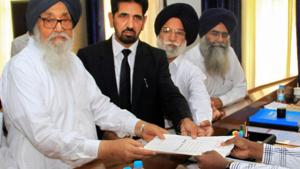 SAD patriarch and former Punjab chief minister Parkash Singh Badal files nomination as the covering candidate for his daughter-in-law Harsimrat Kaur Badal from Bathinda parliamentary constituency.(PTI)
