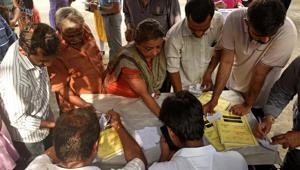 The highest turnout in the city was recorded in the Mumbai north constituency (59.32%) , where actor Urmila Matondkar of the Congress contested against sitting BJP MP Gopal Shetty.(Satyabrata Tripathy/HT Photo)