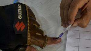 A polling agent applies ink on a finger of a voter at Dharavi in Mumbai, on Monday, April 29, 2019.(Kunal Patil/HT Photo)