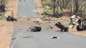Mangled remains of a vehicle blown up by Maoists in Gadchiroli on Wednesday killing 15 policemen and a driver.(HT PHOTO) Mangled remains of a vehicle blown up by Maoists in Gadchiroli on Wednesday killing 15 policemen and a driver.(HT PHOTO)