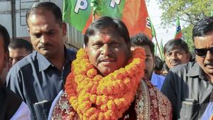 BJP leader and former Jharkhand chief minister Arjun Munda with party supporters after getting ticket to contest from Khunti constituency in Lok Sabha elections, in Khunti, Thursday, March 28, 2019.(PTI) BJP leader and former Jharkhand chief minister Arjun Munda with party supporters after getting ticket to contest from Khunti constituency in Lok Sabha elections, in Khunti, Thursday, March 28, 2019.(PTI)