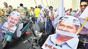 Aam Aadmi Party (AAP) supporters seen with placards during a road show in New Delhi,on Monday, April 22, 2019.(Sonu Mehta/HT PHOTO)
