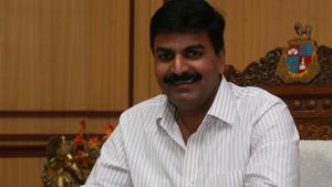 Shiv Sena MP Rahul Shewale’s wife Kamini has been sentenced to one-year-jail term in a 2014 poll violence case.(HT File) Shiv Sena MP Rahul Shewale’s wife Kamini has been sentenced to one-year-jail term in a 2014 poll violence case.(HT File)