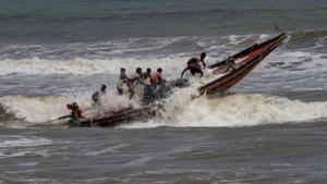 Fishermen try to control their boat amidst rough sea waters at Puri beach, Tuesday, April 30 2019.(PTI Photo) Fishermen try to control their boat amidst rough sea waters at Puri beach, Tuesday, April 30 2019.(PTI Photo)