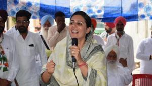 Amrita Warring, wife of Congress candidate from Bathinda seat Amrinder Singh Raja Warring, addressing a public meeting at a village in Lambi assembly segment on Thursday.(HT Photo) Amrita Warring, wife of Congress candidate from Bathinda seat Amrinder Singh Raja Warring, addressing a public meeting at a village in Lambi assembly segment on Thursday.(HT Photo)