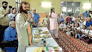 Punjabi singer Hans Raj Hans, the BJP’s North West Delhi candidate, croons one of his songs at a meeting in Bherav Enclave.(Sanchit Khanna/HT PHOTO) Punjabi singer Hans Raj Hans, the BJP’s North West Delhi candidate, croons one of his songs at a meeting in Bherav Enclave.(Sanchit Khanna/HT PHOTO)