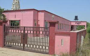 Jamiyadpur village has a trauma centre but there are no doctors here.(HT Photo)