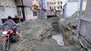 The two workers were inside the pipes to clean mud when sewage flooded the pipes, thereby killing them(Sunil Ghosh/HT Photo) The two workers were inside the pipes to clean mud when sewage flooded the pipes, thereby killing them(Sunil Ghosh/HT Photo)