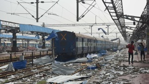 The scene at the Puri railway station in Odisha after Cyclone Fani raged through the area.(Arijit Sen/HT PHOTO) The scene at the Puri railway station in Odisha after Cyclone Fani raged through the area.(Arijit Sen/HT PHOTO)