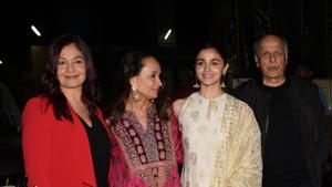 Filmmaker Mahesh Bhatt with his wife Soni Razdan and children Pooja Bhatt and Alia Bhatt.(IANS) Filmmaker Mahesh Bhatt with his wife Soni Razdan and children Pooja Bhatt and Alia Bhatt.(IANS)