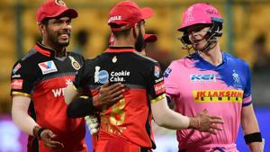 RR. Batsman Steve Smith shakes hand with RCB Skipper Virat Kohli after the match was called off due to rain .(PTI) RR. Batsman Steve Smith shakes hand with RCB Skipper Virat Kohli after the match was called off due to rain .(PTI)