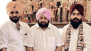 Punjab CM Capt Amarinder Singh (C) with Rupnagar MLA Amarjit Singh Sandoa (R) who dumped AAP and joined Congress.(HT Photo) Punjab CM Capt Amarinder Singh (C) with Rupnagar MLA Amarjit Singh Sandoa (R) who dumped AAP and joined Congress.(HT Photo)