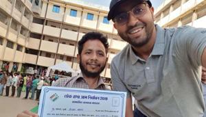 Ranchi DC Rai Mahimapat Ray taking selfie with Rijwan Alam(HT Photo) Ranchi DC Rai Mahimapat Ray taking selfie with Rijwan Alam(HT Photo)