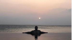 Deepika Padukone clicked this photo of Ranveer Singh in an infinity pool.(Instagram) Deepika Padukone clicked this photo of Ranveer Singh in an infinity pool.(Instagram)