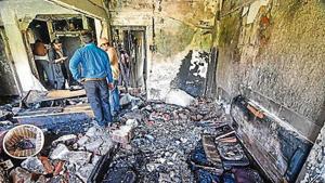 The fire at the two apartments in Versova, Andheri was doused within 40 minutes.(Shashi S Kashyap/HT PHOTO) The fire at the two apartments in Versova, Andheri was doused within 40 minutes.(Shashi S Kashyap/HT PHOTO)