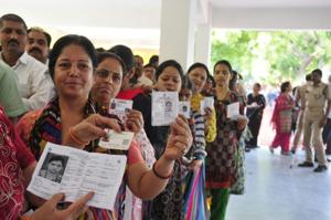 People queue up at a polling station in Lucknow during phase five of Lok Sabha elections.(Deepak Gupta/HT photo) People queue up at a polling station in Lucknow during phase five of Lok Sabha elections.(Deepak Gupta/HT photo)