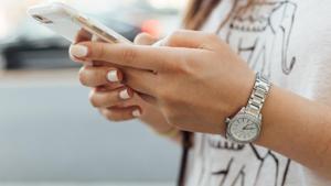 A recent study investigated the impact of mobile phone use on in-store shopping behaviour.(Unsplash) A recent study investigated the impact of mobile phone use on in-store shopping behaviour.(Unsplash)