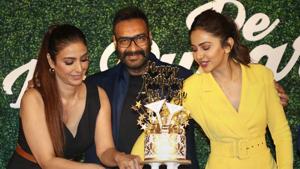 Tabu, Ajay Devgn and Rakul Preet Singh at the trailer launch of their upcoming romantic comedy film De De Pyaar De in Mumbai.(PTI) Tabu, Ajay Devgn and Rakul Preet Singh at the trailer launch of their upcoming romantic comedy film De De Pyaar De in Mumbai.(PTI)