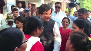 BJP Candidate for Sultanpur Varun Gandhi talks to the voters in Pilibhit.(ANI photo) BJP Candidate for Sultanpur Varun Gandhi talks to the voters in Pilibhit.(ANI photo)