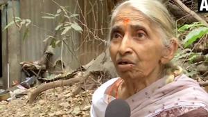 Dr Hema Sane, a 79-year old former professor has been living in a house without electricity in Budhwar Peth, Pune all her life.(ANI Photo/Twitter) Dr Hema Sane, a 79-year old former professor has been living in a house without electricity in Budhwar Peth, Pune all her life.(ANI Photo/Twitter)