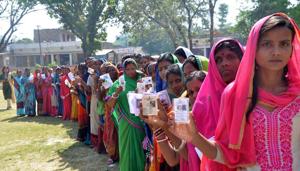 Voters queue up to vote at a polling station in Bihar’s Muzaffarpur during the fifth phase of Lok Sabha elections. Phase 6 of voting will take place on May 12.(HT file photo)