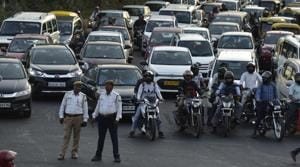 The Maharashtra Motor Vehicles Department (MMVD) will soon issue new smart driving licences with a quick response (QR) code, which will make it easy for officials to check if the licence is genuine.(Virendra Singh Gosain/HT PHOTO) The Maharashtra Motor Vehicles Department (MMVD) will soon issue new smart driving licences with a quick response (QR) code, which will make it easy for officials to check if the licence is genuine.(Virendra Singh Gosain/HT PHOTO)