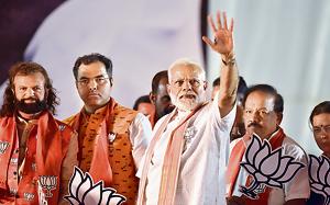 In his first rally this elections in the national capital’s Ramlila Maidan Wednesday, Prime Minister Narendra Modi attacked the Aam Aadmi Party (AAP) for its failure to deliver on its promises and the Congress for offering nothing other than dynastic politics.(Sanjeev Verma/HT PHOTO)