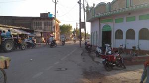 A mosque and a temple are located close to each other at Kashmiriya crossing in Tanda town of Ambedkar Nagar, presenting a symbol of communal harmony.(HT Photo) A mosque and a temple are located close to each other at Kashmiriya crossing in Tanda town of Ambedkar Nagar, presenting a symbol of communal harmony.(HT Photo)