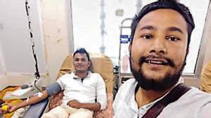 Ahmed (left) donated blood after breaking Ramzan fast.(HT Photo) Ahmed (left) donated blood after breaking Ramzan fast.(HT Photo)