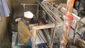 A weaver working on handloom in Khalilabad which comes under the Sant Kabir Nagar parliamentary constituency.(HT Photo) A weaver working on handloom in Khalilabad which comes under the Sant Kabir Nagar parliamentary constituency.(HT Photo)