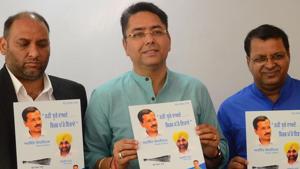 AAP’s state campaign committee chief Aman Arora (in centre) and other party leaders releasing party’s Punjab manifesto in Chandigarh, Thursday, May 10, 2019.(HT Photo)