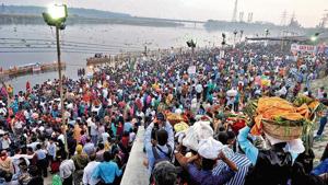 People celebrate Chhath, the most popular festival of the Purvanchali community. The Purvanchalis are migrants from eastern Uttar Pradesh and Bihar.(Sonu Mehta/ht file)