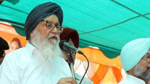 Former chief minister of Punjab Parkash Singh Badal addressing an election rally at Gaatwali village in Talwandi Sabo district, Bathinda on Thursday, May 9, 2019.(Sanjeev Kumar / HT PHoto) Former chief minister of Punjab Parkash Singh Badal addressing an election rally at Gaatwali village in Talwandi Sabo district, Bathinda on Thursday, May 9, 2019.(Sanjeev Kumar / HT PHoto)