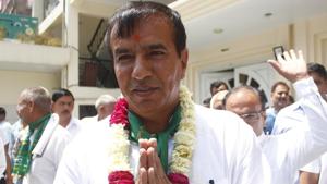 INLD Gurgaon candidate Virender Rana (centre, garlanded) during a roadshow with supporters on Thursday.(Yogendra Kumar/HT PHOTO) INLD Gurgaon candidate Virender Rana (centre, garlanded) during a roadshow with supporters on Thursday.(Yogendra Kumar/HT PHOTO)