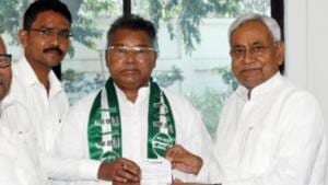 Salkhan Murmu joined the JD (U) in the presence of Bihar CM Nitish Kumar in Patna on April 1,2019- He is the Jharkhand state unit chief.(HT Photo) Salkhan Murmu joined the JD (U) in the presence of Bihar CM Nitish Kumar in Patna on April 1,2019- He is the Jharkhand state unit chief.(HT Photo)