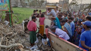 People in Puri queue up for food and water being distributed by a private company.(HT PHOTO) People in Puri queue up for food and water being distributed by a private company.(HT PHOTO)