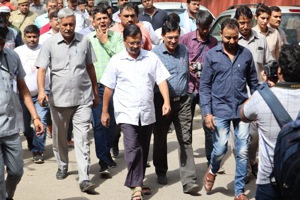 Delhi chief minister Arvind Kejriwal on Saturday sent out a legal notice to the Bharatiya Janata Party and its candidate from East Delhi Gautam Gambhir over two defamatory tweets.(Twitter/@AamAadmiParty) Delhi chief minister Arvind Kejriwal on Saturday sent out a legal notice to the Bharatiya Janata Party and its candidate from East Delhi Gautam Gambhir over two defamatory tweets.(Twitter/@AamAadmiParty)