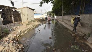 An overflowing drain at Asola Village in South Delhi constituency.(Sanjeev Verma/HT PHOTO)