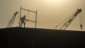 Bright lights being used at a coastal road construction site in Worli is one of the major sources of light pollution in the city, according to a study by environment advocacy group, Awaaz Foundation.(Pratik Chorge/HT Photo) Bright lights being used at a coastal road construction site in Worli is one of the major sources of light pollution in the city, according to a study by environment advocacy group, Awaaz Foundation.(Pratik Chorge/HT Photo)