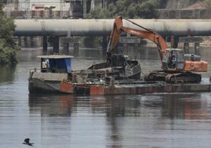 Desilting work was undertaken at the Mithi river near Mahim last week.(HT file) Desilting work was undertaken at the Mithi river near Mahim last week.(HT file)