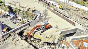 Workers demolish a part of the western arm of Delisle bridge in Lower Parel on Saturday.(Bhushan Koyande/HT) Workers demolish a part of the western arm of Delisle bridge in Lower Parel on Saturday.(Bhushan Koyande/HT)